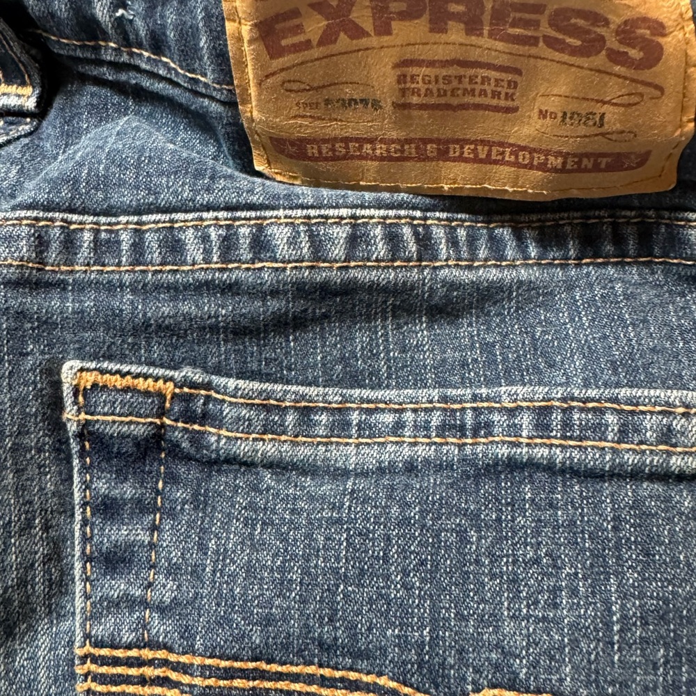 Express Jeans Low Rise Flare Chelsea Wash Denim Size 4 - Picture 7 of 7